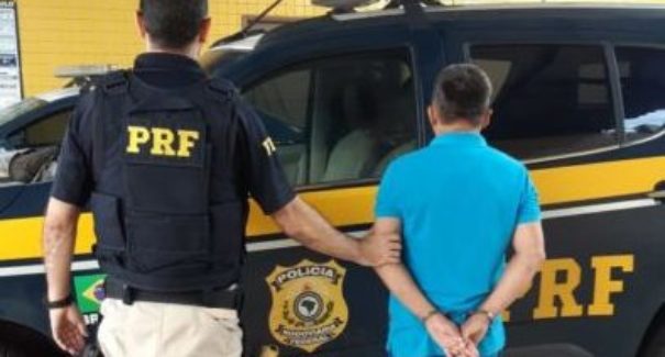 Motorista de micro-ônibus é preso pela PRF suspeito de tráfico de drogas