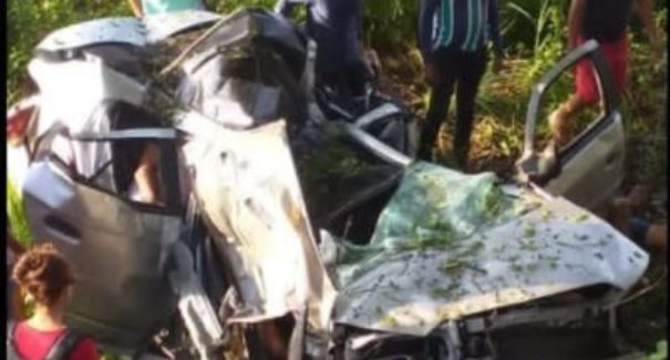 Carro capota e duas pessoas morrem após condutor dormir ao volante