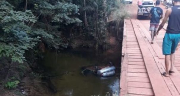 Duas pessoas morrem após carro cair de ponte sobre o rio Una