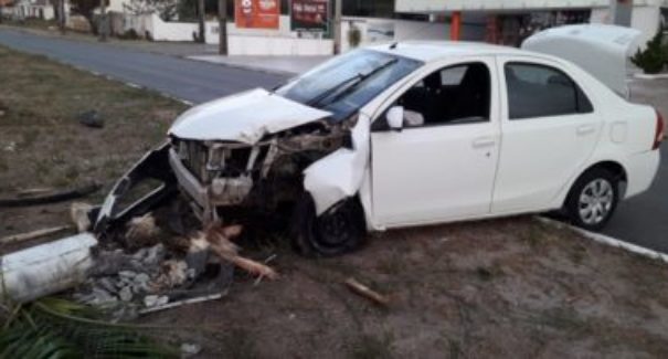 Condutor perde o controle e colide veículo contra poste na capital