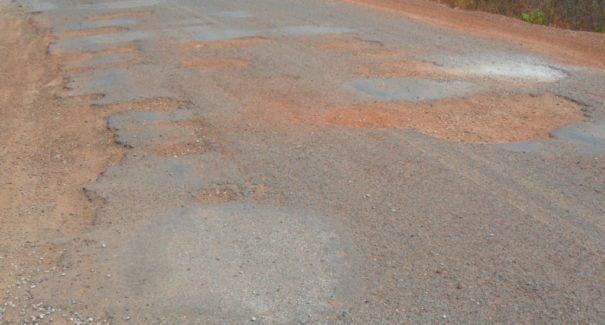 Colisão entre carro e moto deixa duas pessoas mortas