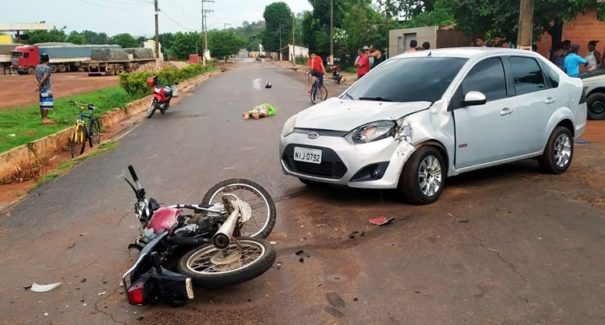Motociclista fica gravemente ferido em colisão frontal com um carro
