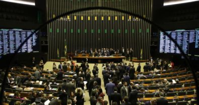 Bolsonaro recua e aprova fundo eleitoral