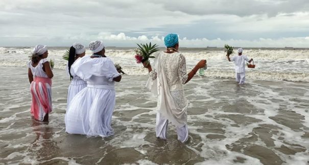 Religiosos festejam com orações e louvor