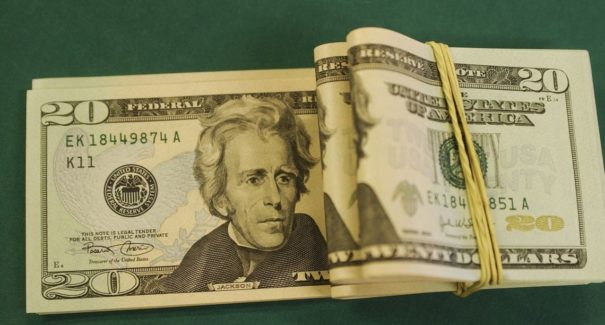 Dólar recua a R$ 5,35 e fecha no menor valor desde junho de 2024