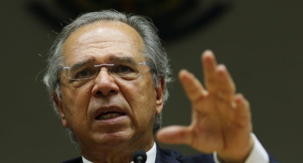 Guedes defende aumento “modesto e moderado” para Bolsa Família