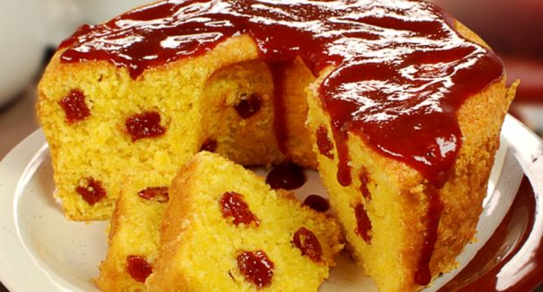 Bolo de fubá com goiabada simples