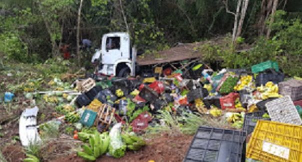Acidente envolvendo caminhão verdureiro deixa 4 pessoas feridas