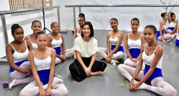 Alunas do ballet dançando e educando finalizam ensaios