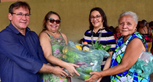 Prefeitura distribui cestas básicas no bairro do Anil