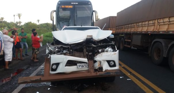 Ônibus colidiu com uma hilux na BR-135 envolvendo pessoas de Matinha e Viana