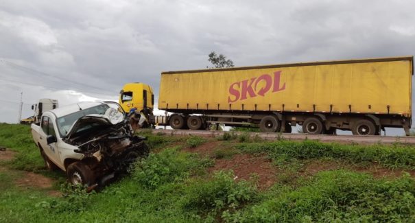 Caminhonete colide com carreta na BR-135 e deixa uma pessoa ferida