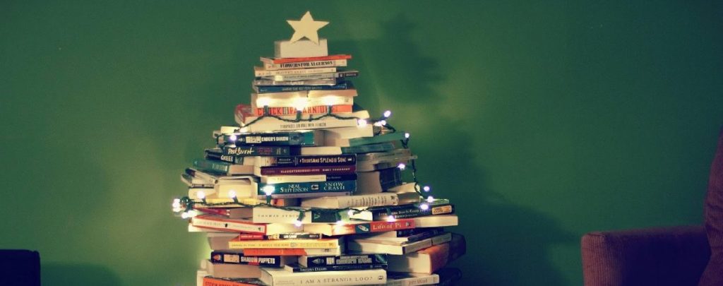 Tem muitos livros em casa? Aprenda a fazer uma árvore de natal com eles