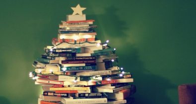 Tem muitos livros em casa? Aprenda a fazer uma árvore de natal com eles