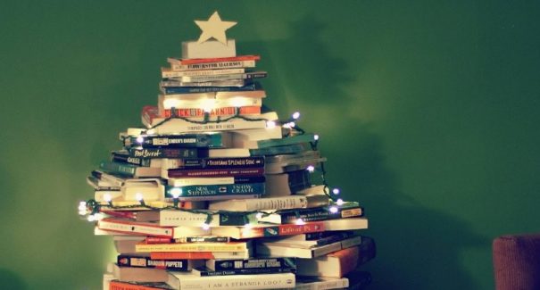 Tem muitos livros em casa? Aprenda a fazer uma árvore de natal com eles