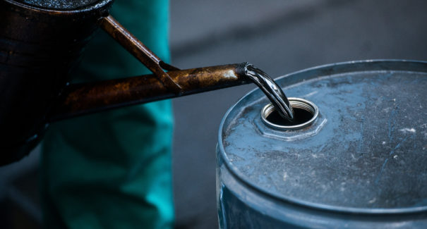 Conflito entre Irã e EUA faz preço do petróleo disparar