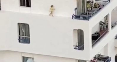 Criança caminha no parapeito do 5º andar de prédio