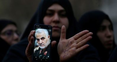 Milhares de pessoas participam do funeral de general iraniano
