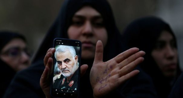 Milhares de pessoas participam do funeral de general iraniano