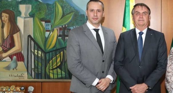 Após polêmica, Bolsonaro demite Roberto Alvim