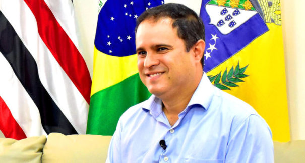 Prefeito Edivaldo Holanda  paga abono salarial a professores