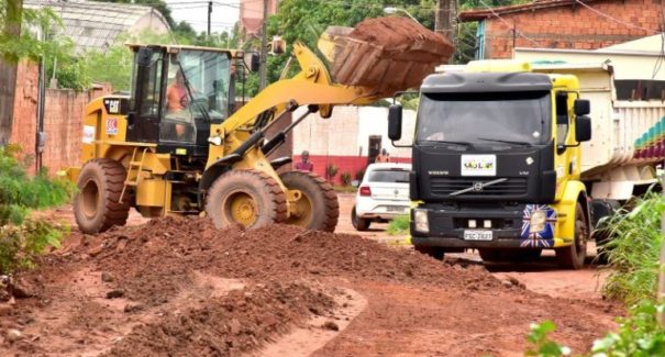 Prefeito faz vistoria em obras no bairro do Tirirical