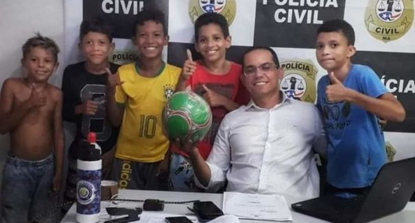 Meninos que “deram queixa” de vizinha ganham terreno para jogar futebol