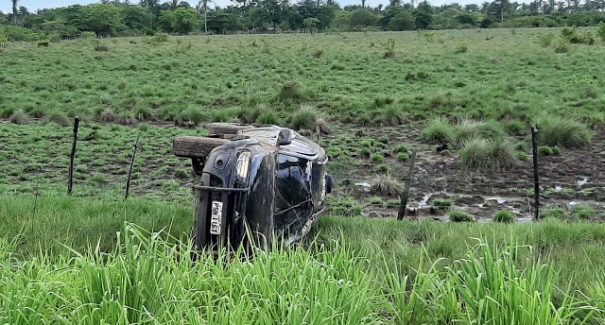 Viatura com dois policiais derrapa em pista molhada e capota