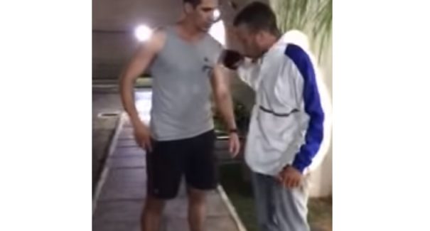 VÍDEO | Policial à paisana agride motoboy em condomínio