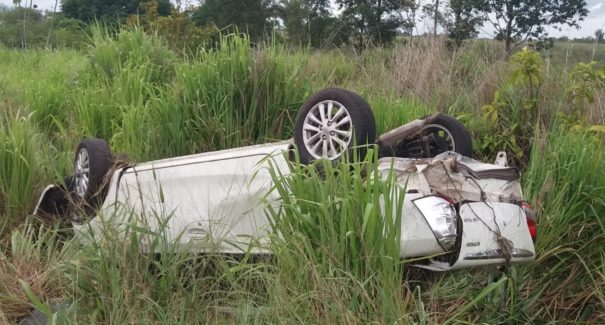 Carro capota na BR-135 após pneu estourar