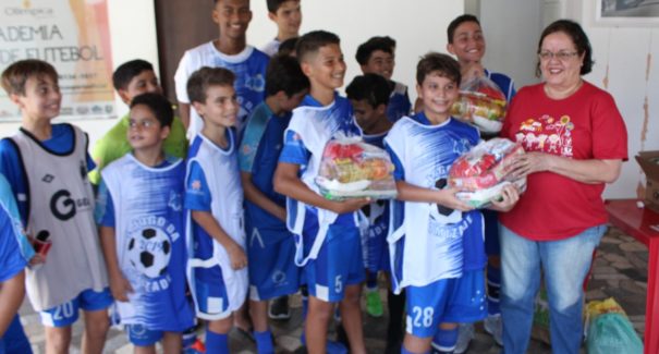 Jogo da amizade arrecada alimentos para hospital