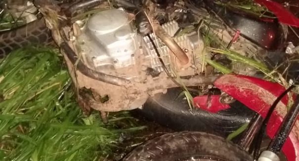 Três pessoas morrem após colisão entre caminhonete e motocicleta na BR-135