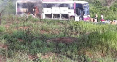Ônibus de turismo pega fogo na BR-226 entre Grajaú e Barra do Corda