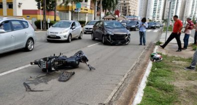 Motociclista fura sinal e é atropelado por carro na Avenida dos Holandeses