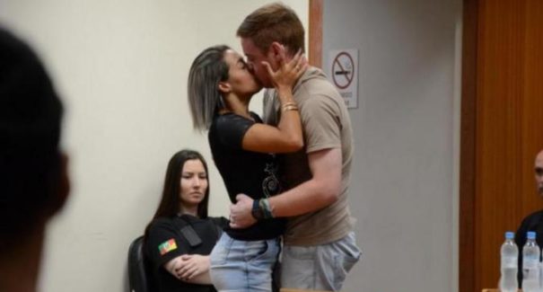 Durante julgamento, homem que atirou em namorada ganha beijo da vítima