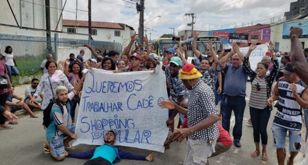 Manifestação de vendedores ambulantes fecha trânsito no Centro