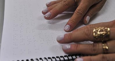 Mundo comemora Sistema Braile de escrita e leitura para cegos
