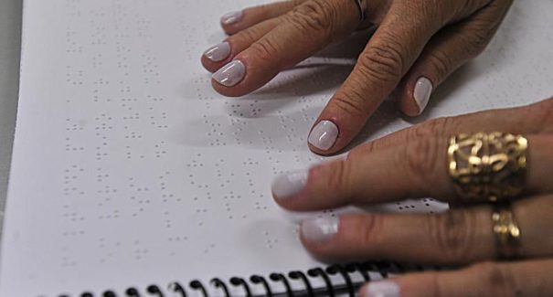Mundo comemora Sistema Braile de escrita e leitura para cegos