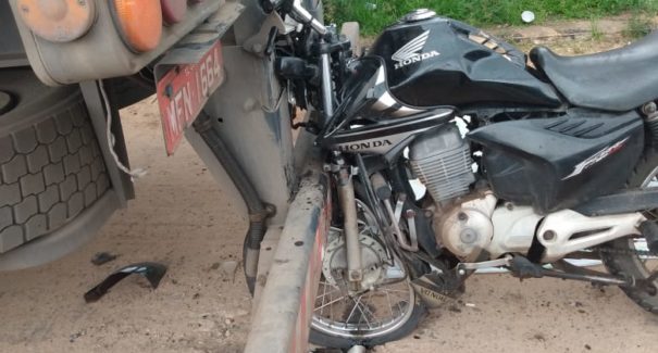 Motociclista morre ao colidir em traseira de caminhão