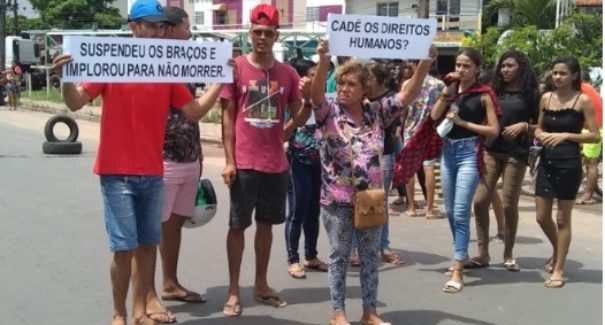 Parentes de jovem morto por policial fazem manifestação pedindo justiça