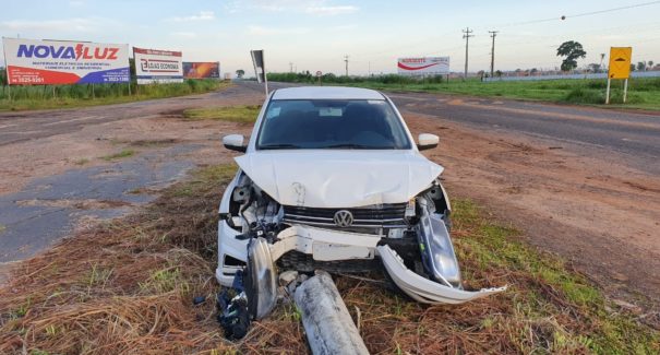 Carro sai da pista e colide com poste na BR-010