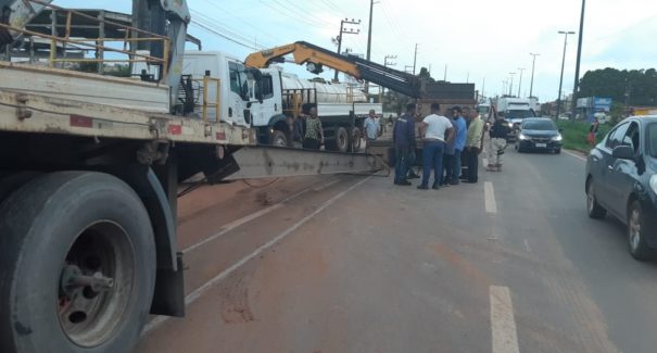 Carreta desprende de cavalo e provoca acidente grave na BR-135