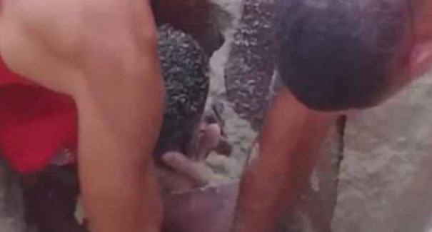 Jovem é asfixiado na praia após brincar de se enterrar