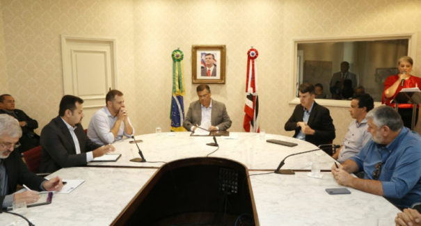 Flávio Dino assina ordens de serviço no Porto do Itaqui