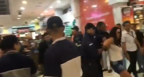 Mulher trans é expulsa de shopping após ser proibida de usar banheiro feminino