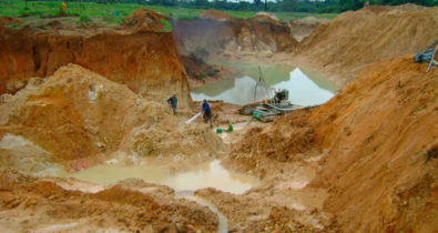 Bolsonaro pede apoio para regularização de mineração em terras indígenas