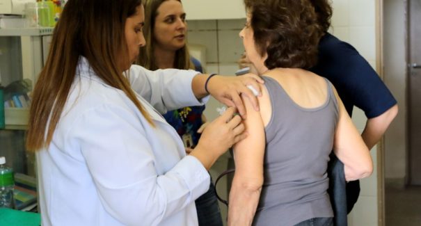 Começa nesta segunda-feira vacinação para idosos com as iniciais E a J