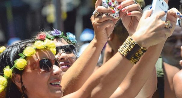 Saiba o que fazer quando roubam seu celular na folia do carnaval