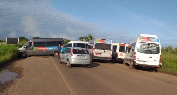 Motoristas de vans e caminhoneiros fecham BR-135 e exigem melhorias na rodovia