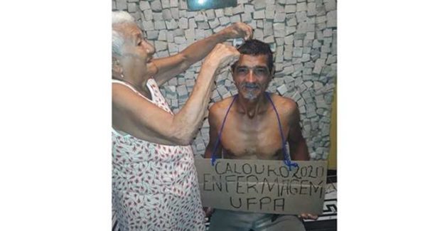 Mãe corta cabelo de jardineiro de 61 anos aprovado em vestibular